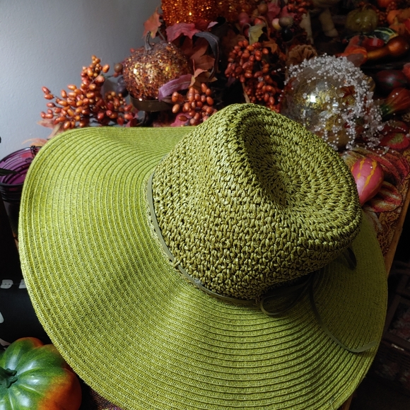 Shade Shack straw hat. - Picture 8 of 10